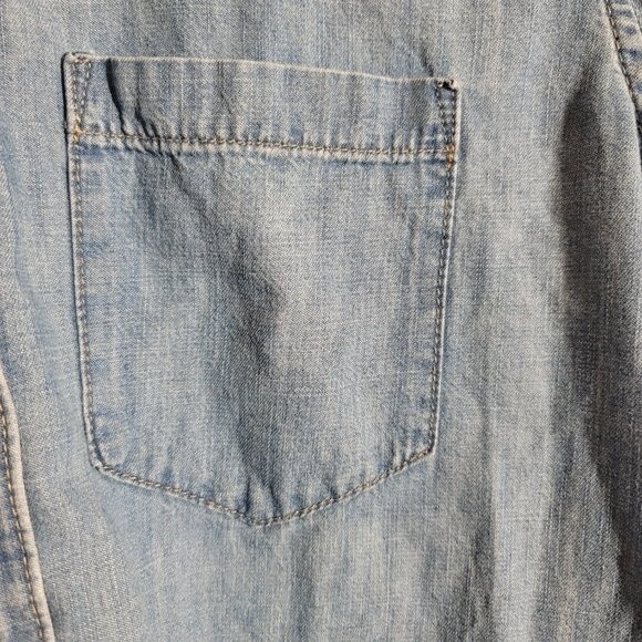 GAP Women's Denim Light Wash Button Up Long Sleeve Shirt sz M GUC - Picture 4 of 9